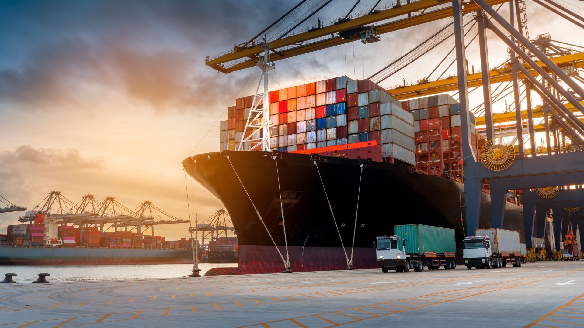 一艘於開闊水面上航行的船