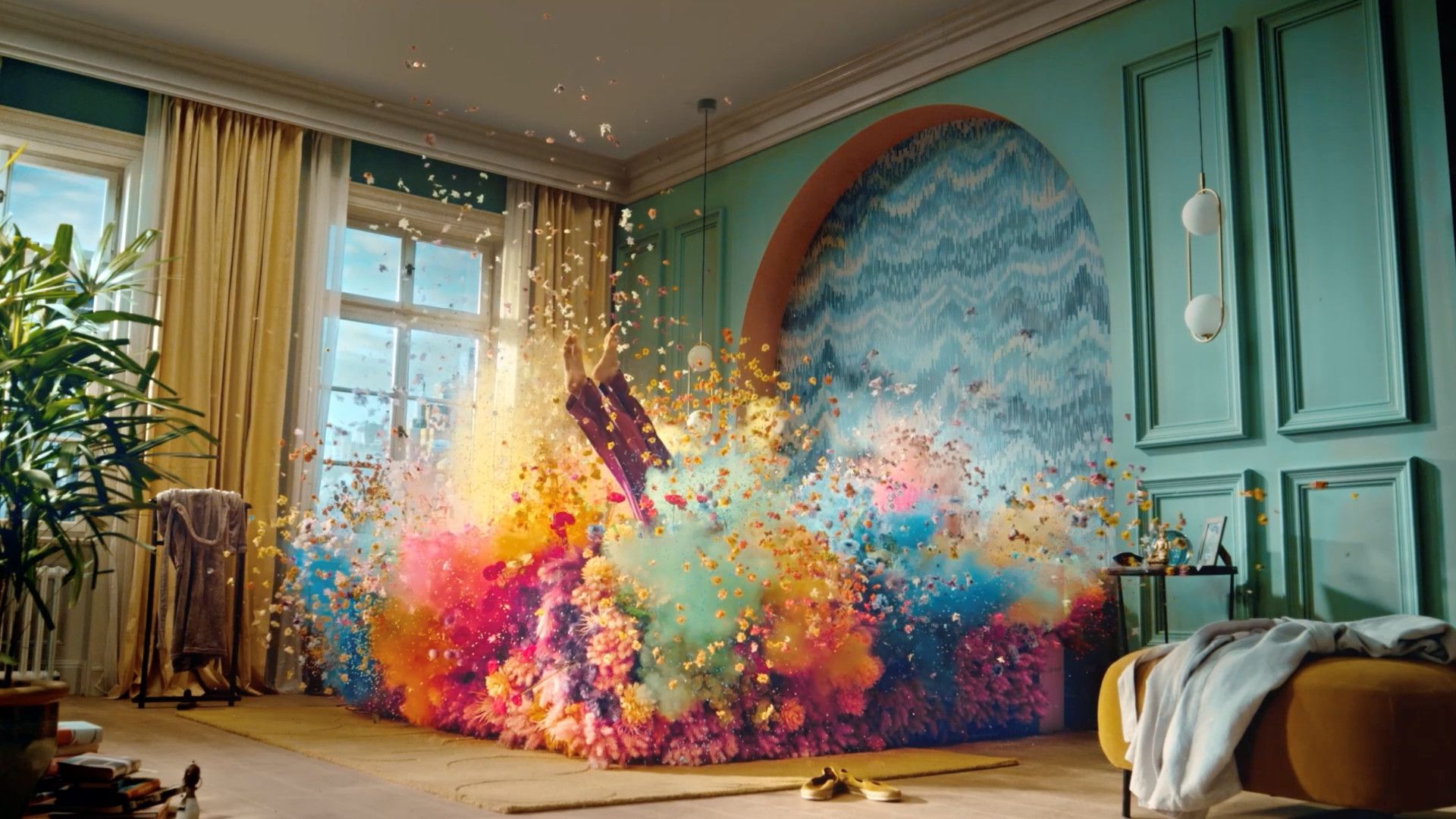 一個人跳進一間時尚的客廳裡，客廳牆壁是藍綠色的，還有大窗戶，客廳裡爆發出五彩繽紛的鮮花和粉末。