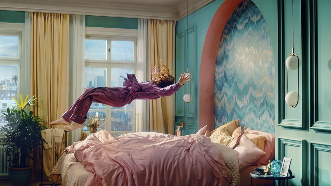 一个人摔倒在床上