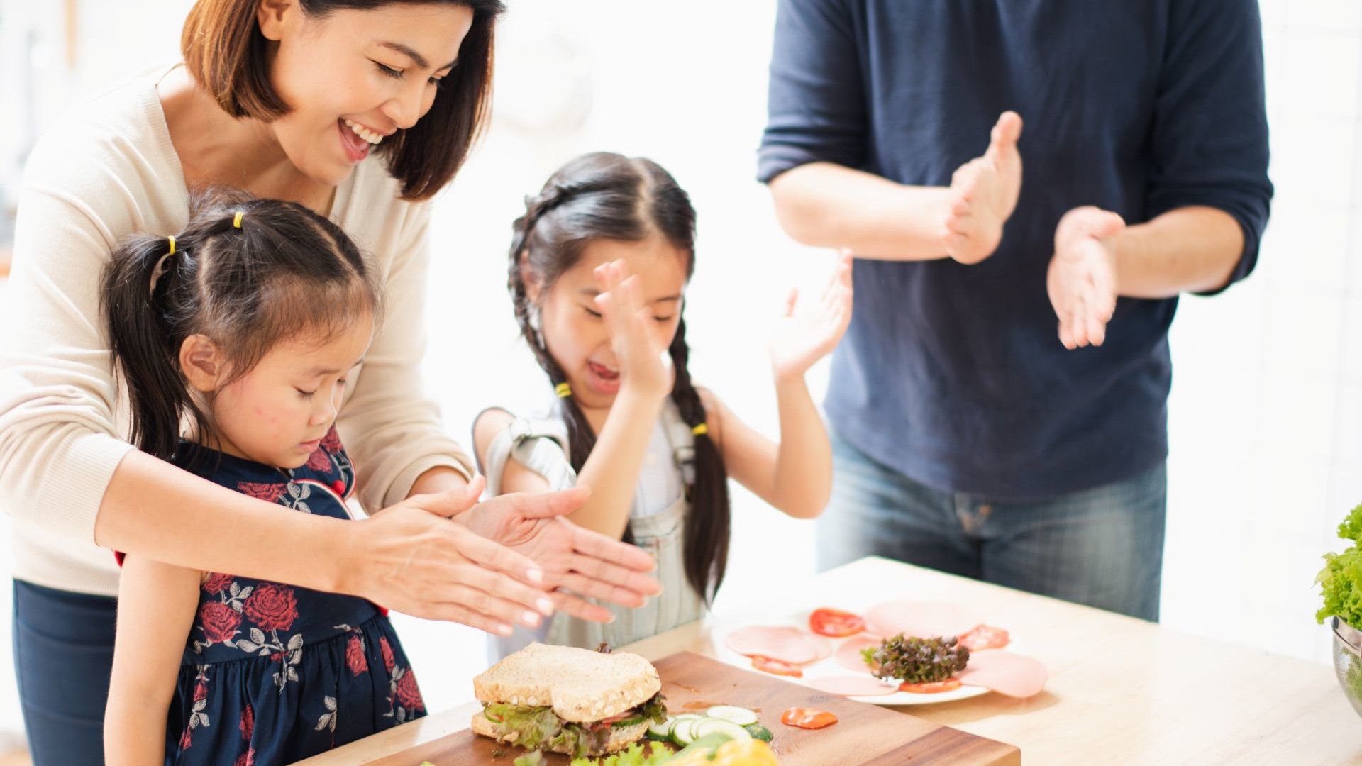 一家四口其樂融融地一起準備餐點。